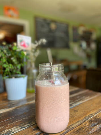 Picture of organic berry smoothie in compostable to go cup